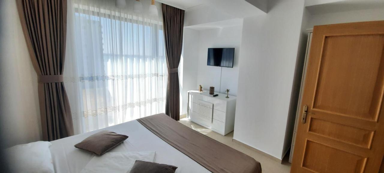 Apart Victor * Mamaia